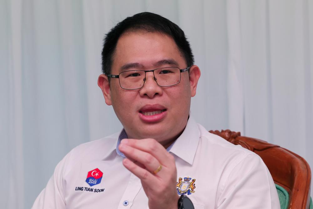 JOHOR BAHRU, 25 Jun -- Pengerusi Jawatankuasa Kesihatan dan Perpaduan Negeri Johor, Ling Tian Soon bercakap pada media selepas Penyerahan Peralatan Wad di Hospital Sultanah Aminah hari ini. - fotoBERNAMA