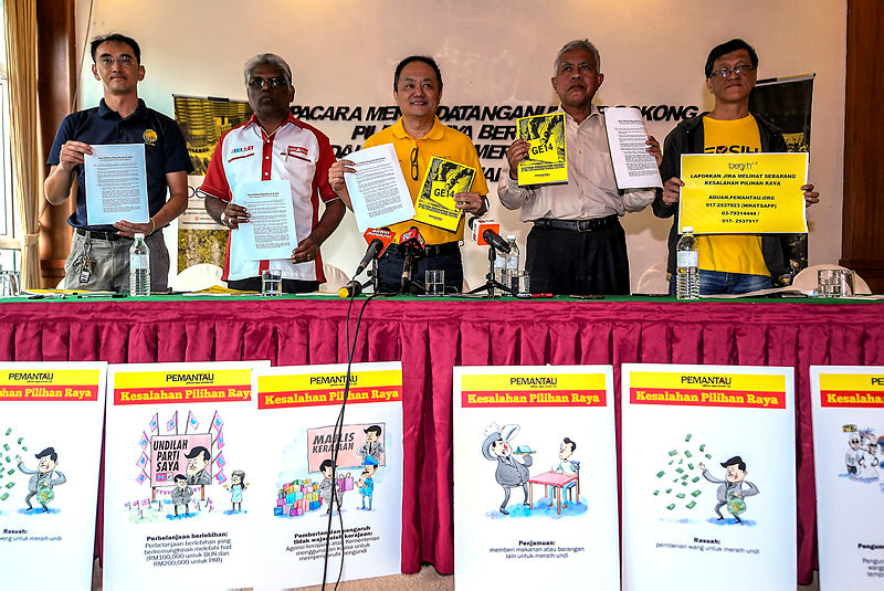 Bersih 2.0 chairman Thomas Fann (C) with Cameron Highlands by-election candidates, M. Manogaran (2nd L), Wong Seng Yee (L) and Salehuddin Ab Talib after signing the Support A Clean and Fair General Election pledge prepared by the Coalition for Clean and Fair Elections (Bersih 2.0), on Jan 12, 2019. — Bernama