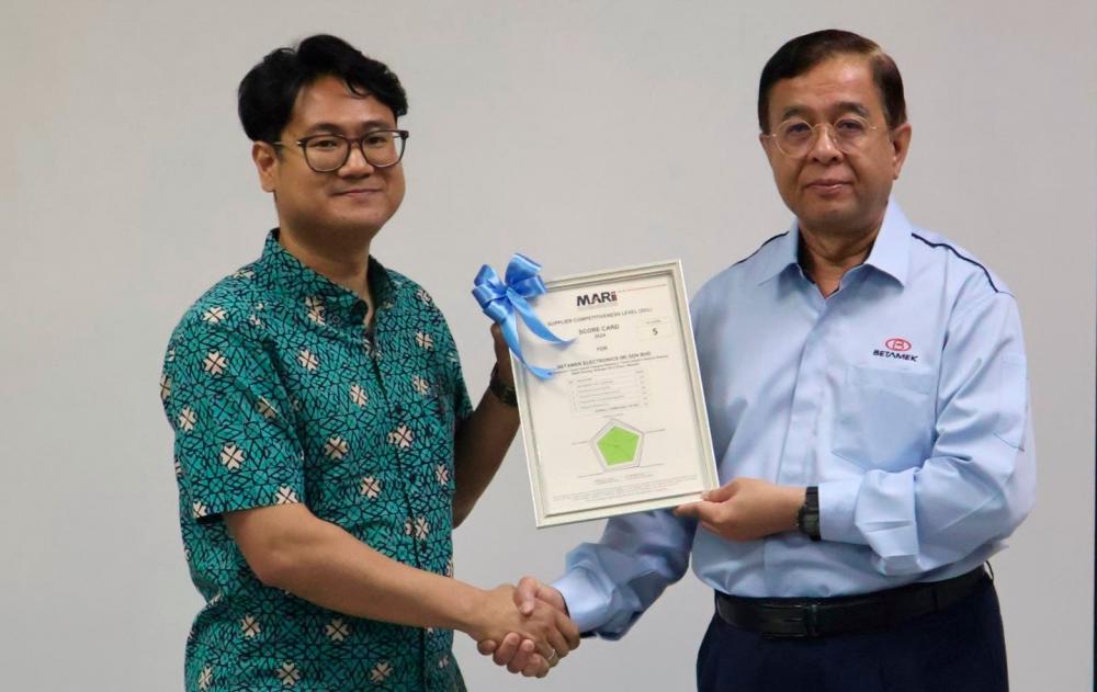 MARii CEO Azrul Reza Aziz presenting the Level 5 SCL certificate to Muhammad Fauzi.