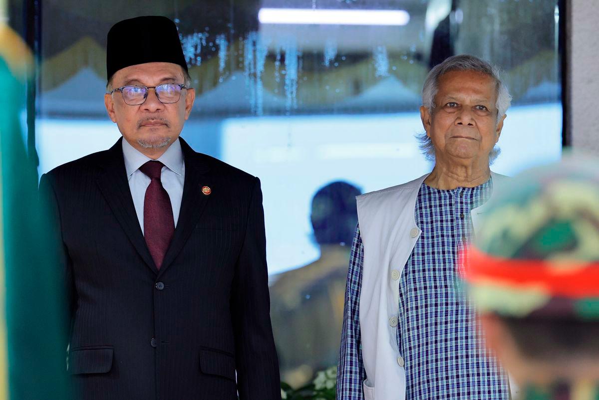 Prime Minister Datuk Seri Anwar Ibrahim (left) is welcomed by Bangladesh’s interim Chief Adviser, Dr Muhammad Yunus, upon arrival at Hazrat Shahjalal International Airport for an official visit to Bangladesh on 4 October 2024. – BERNAMA