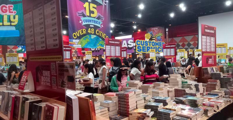 $!Crowds browse through thousands of books available at discount rates at the Sunway Pyramid Convention Centre.