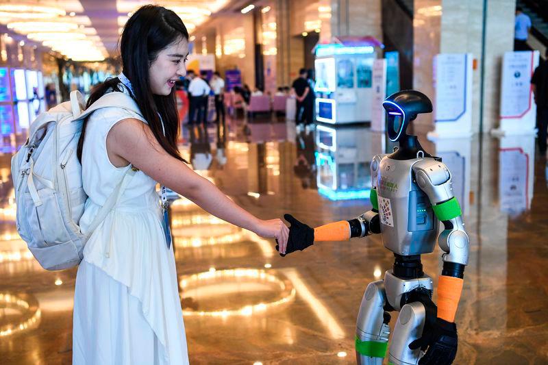 On Aug. 28th, a participant shakes hands with a robot at the site of the opening ceremony of the 2025 China International Big Data Industry Expo in Guiyang, China $!On Aug. 28th, a participant shakes hands with a robot at the site of the opening ceremony of the 2025 China International Big Data Industry Expo in Guiyang, China