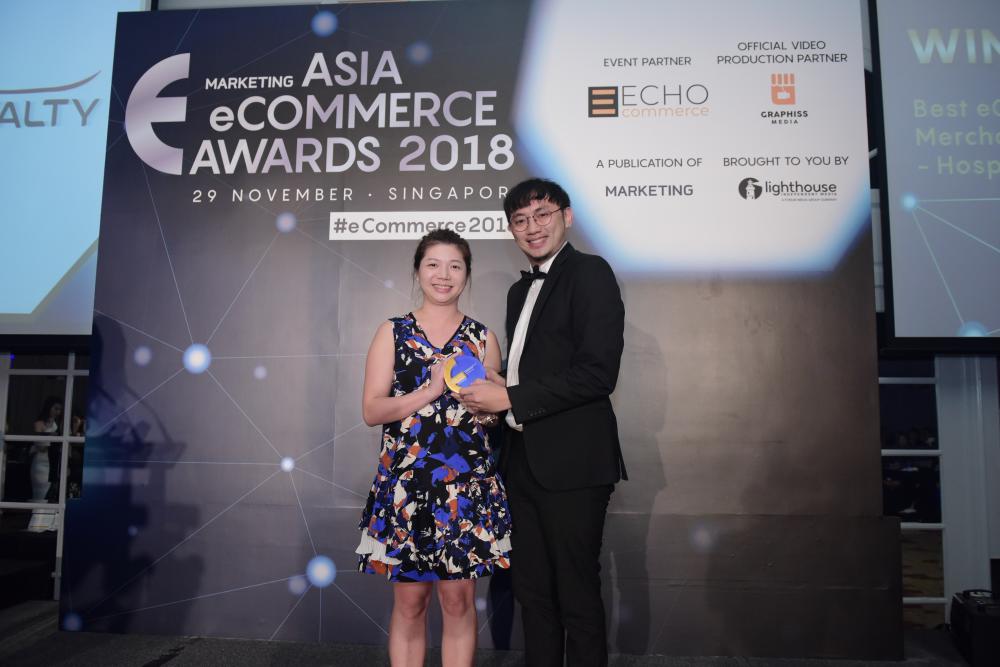 Cheng (right) accepting the Best eCommerce Merchant (Travel/Hospitality) award from panel judge Anny Huang.