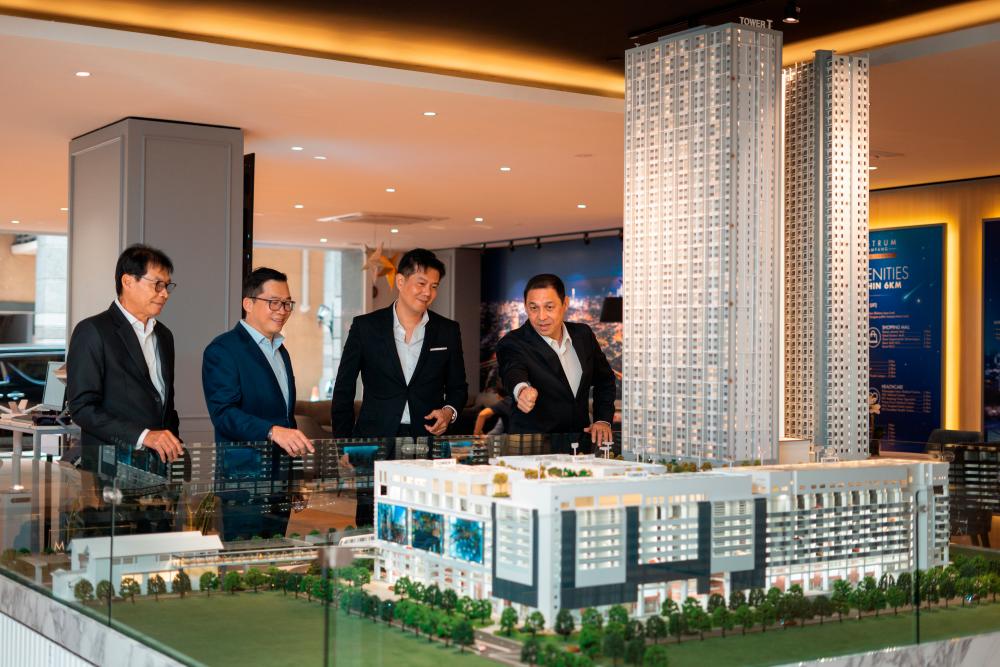 Setia Awan Group Central Region executive director Ng Teck Hua, Teoh, OCBC Bank managing director & head, commercial banking Kevin Choo Cham Woon, and Bruyns. $!Setia Awan Group Central Region executive director Ng Teck Hua, Teoh, OCBC Bank managing director & head, commercial banking Kevin Choo Cham Woon, and Bruyns.