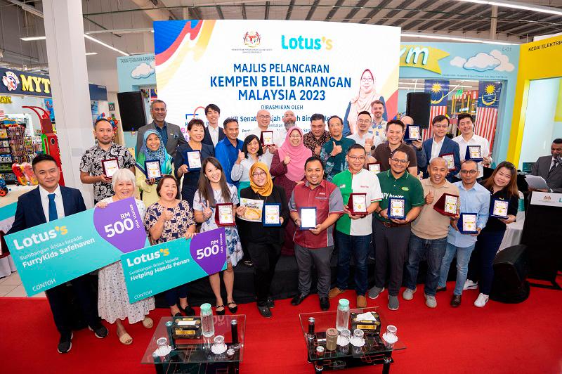 Group photo New Lotus’s SMEs for 2023, Lotus’s Malaysia’s Top 10 Partnering SMEs for 2022 and contribution of RM500 Lotus’s Gift vouchers towards two (2) NGO, Social Enterprises, and LLC Malaysia together with Yang Berhormat Senator Hajah Fuziah Salleh (middle from second row), Deputy Minister of MDT COL, accompanied by Yang Berbahagia Tuan Ariffin Samsuddin, (right from Deputy Minister), Director of MDT COL Federal Territories, Kuala Lumpur and Azliza Azmel (left from Deputy Minister), Corporate Services Executive Director of Lotus’s Malaysia.
