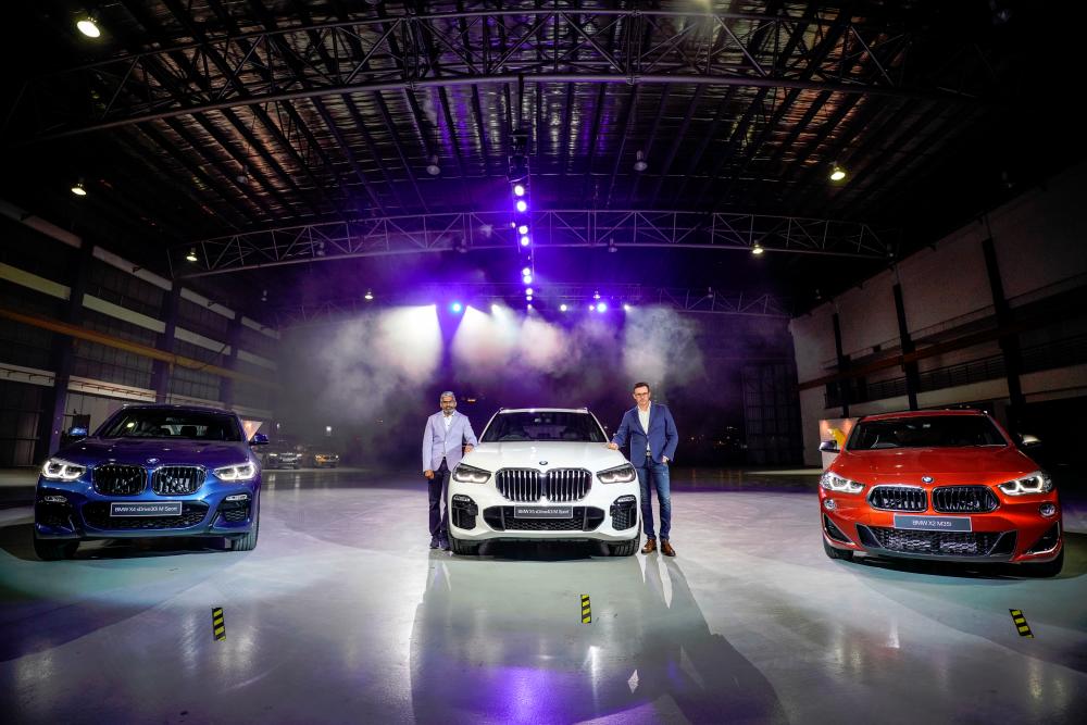 $!Hoelzl (right) and BMW Group Malaysia head of corporate communications Sashi Ambi during the preview of the BMW models.