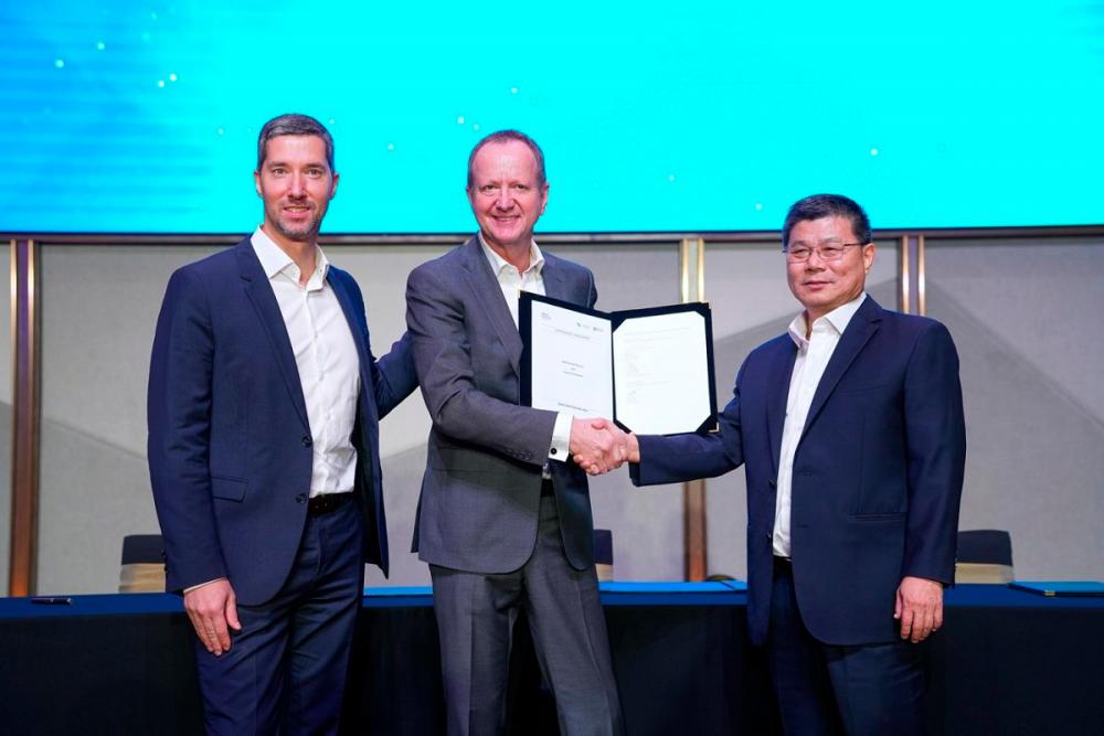 $!(From left) Matthias Schlesiger, CEO of BMW Group Financial Services Malaysia, Hans de Visser, Managing Director of BMW Group Malaysia, and Ng Chai Heng, Technical Director of Pentas Flora exchanging the MoU document.