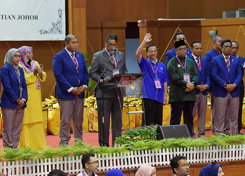 Barisan Nasional’s victorious candidate in the Tanjung Piai by-election, Datuk Seri Dr Wee Jeck Seng (3rd R), waves after being announced the winner, on Nov 16, 2019. — Bernama
