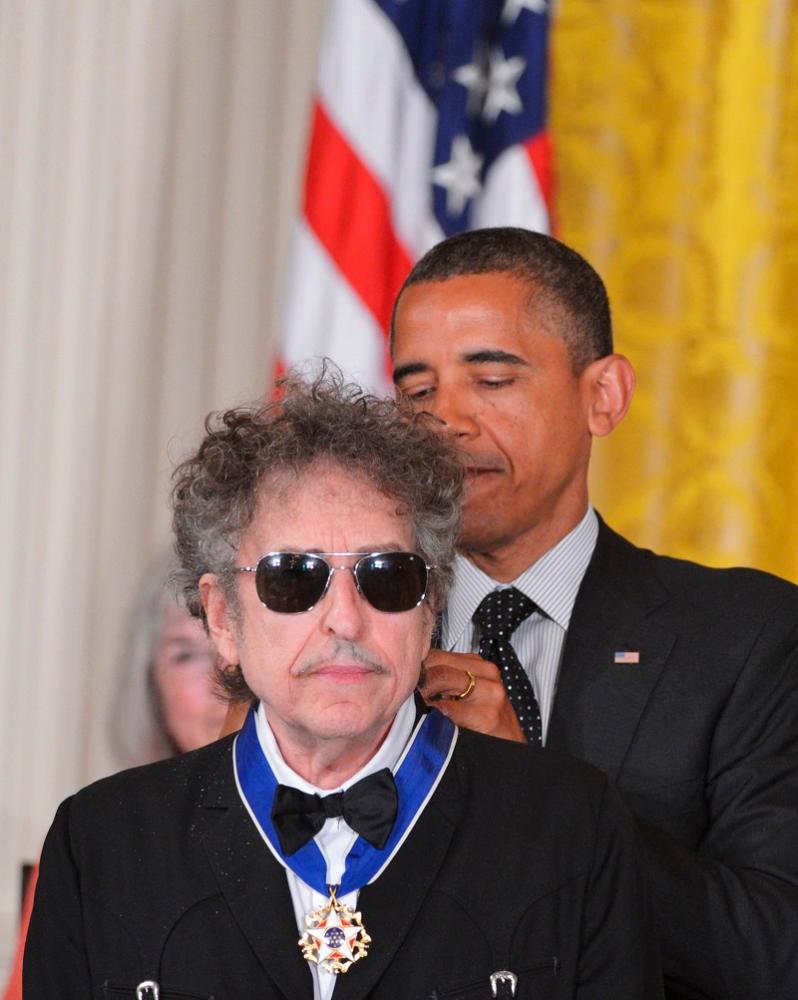 Dylan receiving the Presidential Medal of Freedom from Obama in 2012. – PIC FROM FACEBOOK@BOBDYLAN