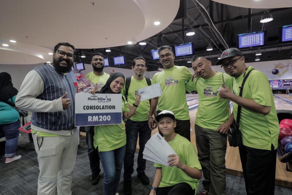 Both teams in theSun were all smiles as they bagged the consolation prize of RM200 at the DRB-Hicom media bowling session