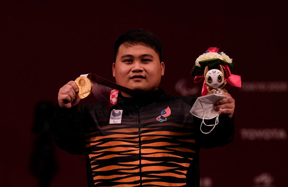 National paralympic powerlifter athlete, Bunyau Bonnie Gustin won the first gold medal for the 72 kilogram (kg) category during the Tokyo 2020 Paralympic Games at the Tokyo International Forum today. — Bernama