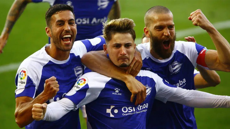 Alaves’ Borja Sainz (centre) celebrates his goal with teammates.