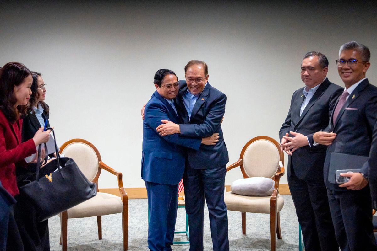 AKRAB... Perdana Menteri Datuk Seri Anwar Ibrahim berpelukan dengan Perdana Menteri Vietnam Pham Minh Chinh ketika menerima kunjungan hormat semalam - BERNAMA