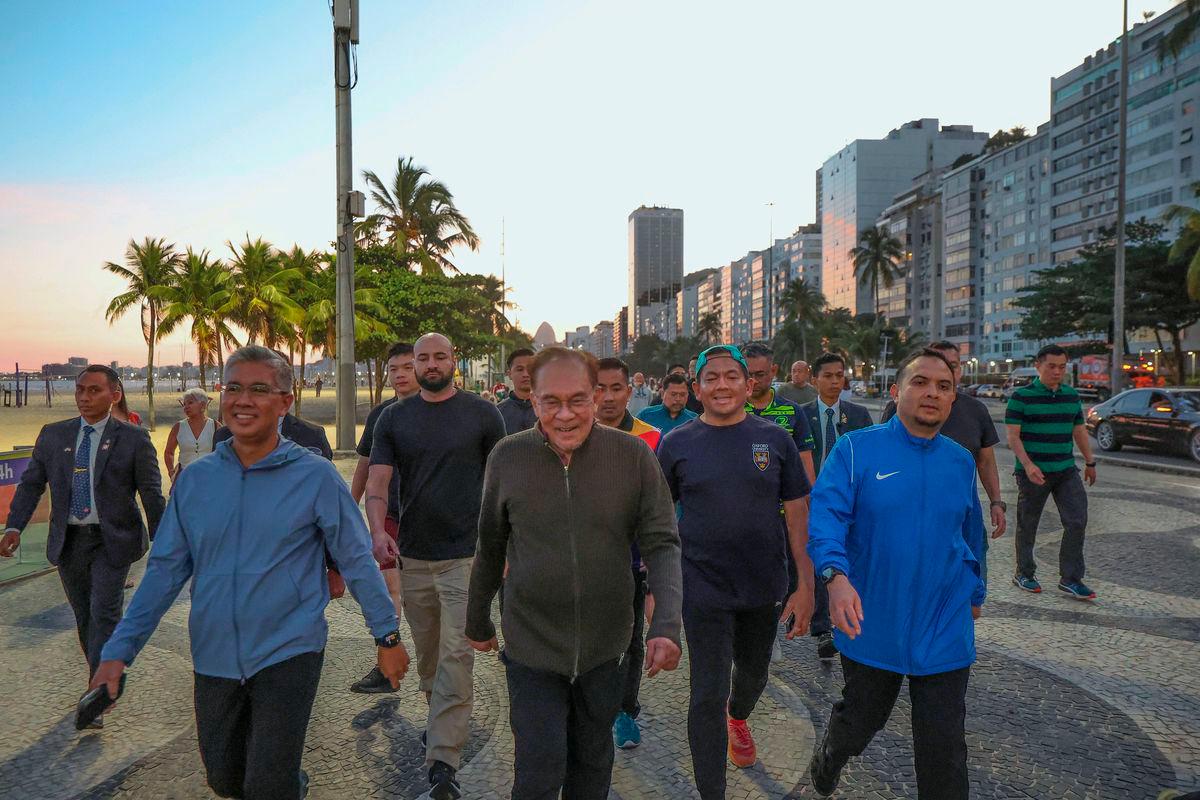 Perdana Menteri Datuk Seri Anwar Ibrahim diiringi Menteri Pelaburan, Perdagangan dan Industri Tengku Datuk Seri Zafrul Abdul Aziz melakukan aktivit riadah kira-kira 30 minit di Pantai Copacabana, hari ini BERNAMA