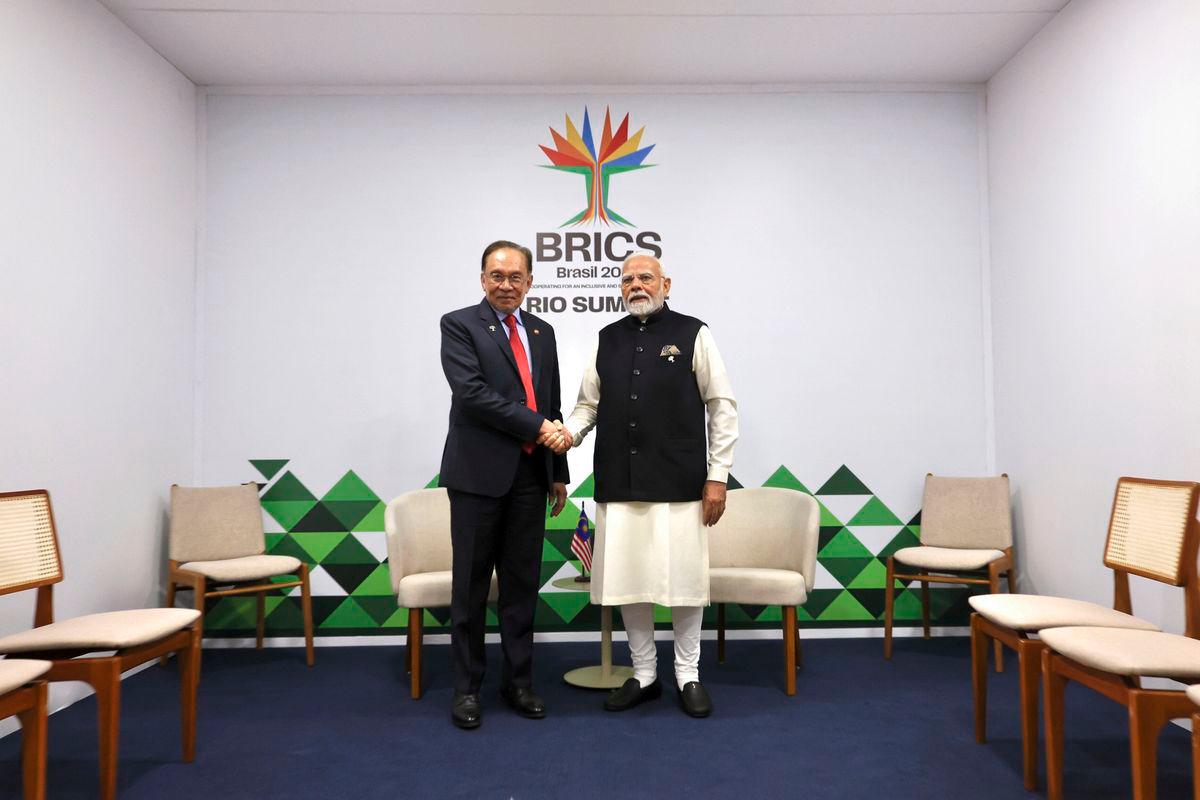 Perdana Menteri Datuk Seri Anwar Ibrahim dan rakan sejawatannya dari India, Narendra Modi mengadakan pertemuan di Rio de Janeiro semalam - BERNAMA
