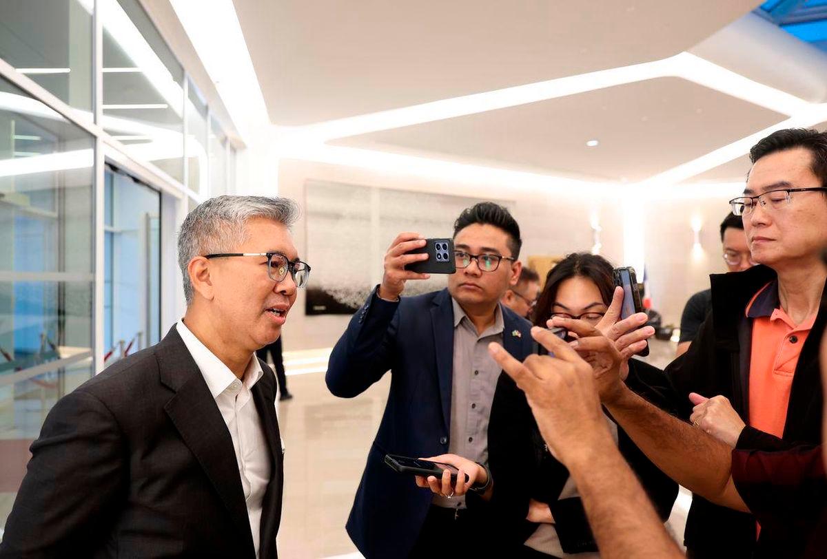 Menteri Pelaburan, Perdagangan dan Industri Tengku Zaftul Abdul Aziz
