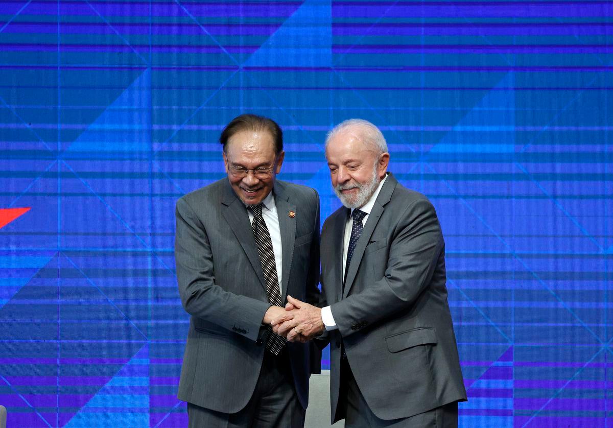Perdana Menteri Datuk Seri Anwar Ibrahim (kiri) bersama Presiden Brazil Luiz Inácio Lula da Silva pada BRICS Business Forum bertemakan ‘Bridging Continents, Building Future: A Shared Agenda for Sustainable Progress’ sempena Sidang Kemuncak Pemimpin BRICS ke-17 di sini, semalam - BERNAMA