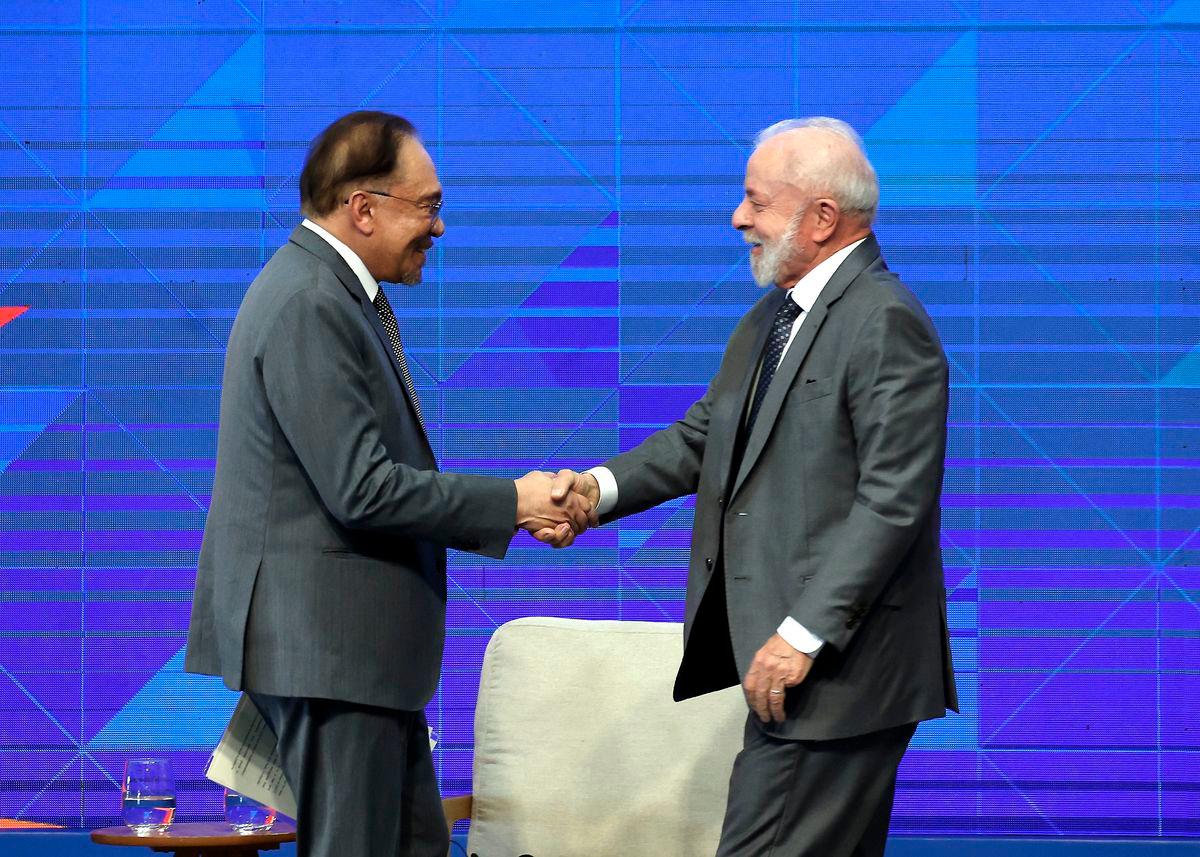 Perdana Menteri Datuk Seri Anwar Ibrahim (kiri) bersama Presiden Brazil Luiz Inácio Lula da Silva pada BRICS Business Forum bertemakan ‘Bridging Continents, Building Future: A Shared Agenda for Sustainable Progress’ sempena Sidang Kemuncak Pemimpin BRICS ke-17 di sini, semalam - BERNAMA