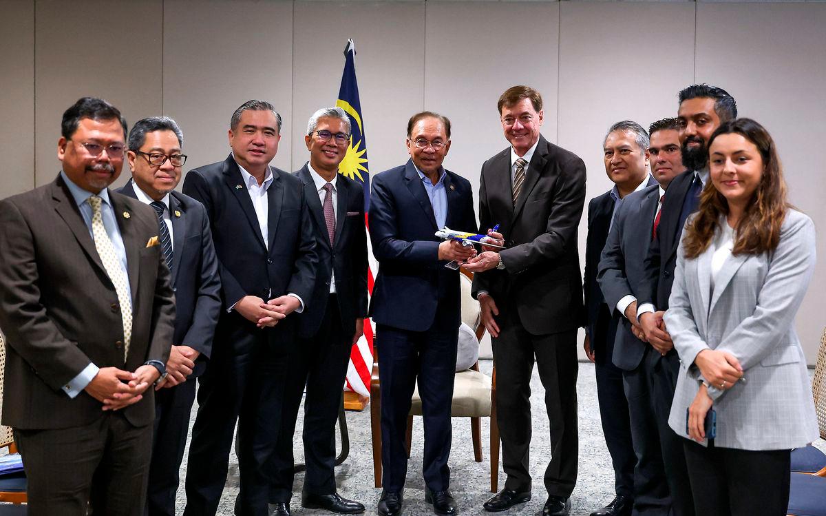 Perdana Menteri Datuk Seri Anwar Ibrahim mengadakan pertemuan dengan syarikat penerbangan Brazil, Embraer, yang diketuai Presidennya merangkap Ketua Pegawai Eksekutif Francisco Gomes Neto sempena lawatan rasmi ke Brazil, semalam- BERNAMA