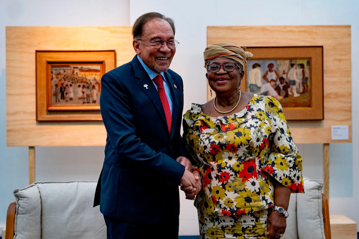Perdana Menteri Datuk Seri Anwar Ibrahim bersama Ketua Pengarah WTO Dr Ngozi Okonjo-Iweala ketika menerima kunjungan hormat pada Sidang Kemuncak Pemimpin BRICS di sini, hari ini - BERNAMA