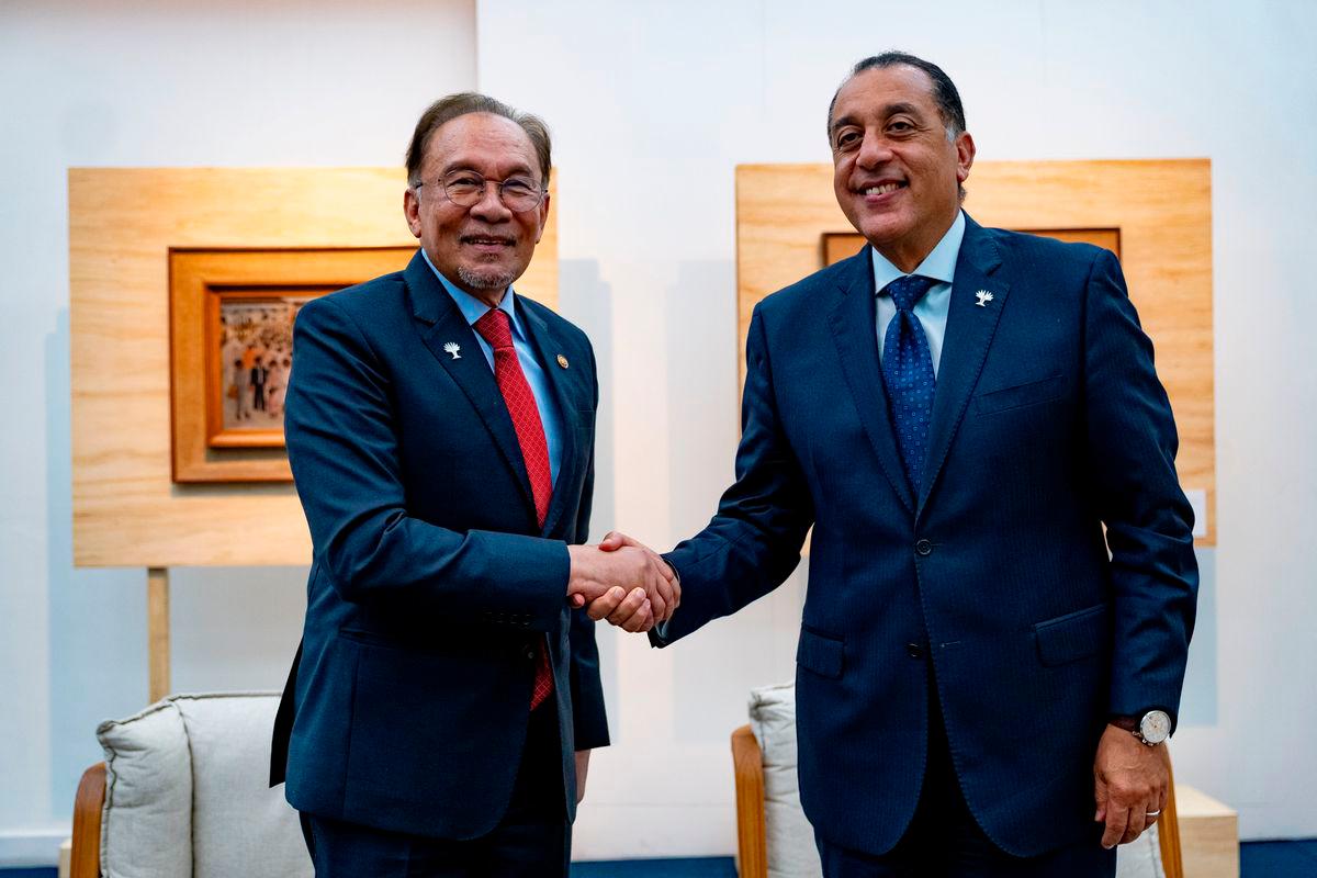 Perdana Menteri Datuk Seri Anwar Ibrahim bersama rakan sejawatnya dari Mesir Mostafa Madbouly ketika mengadakan pertemuan dua hala pada Sidang Kemuncak Pemimpin BRICS semalam - BERNAMA