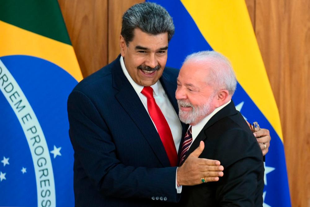 Venezuela’s President Nicolas Maduro (L) and Brazil’s President Luiz Inacio Lula da Silva (R) greet each other after a joint press conference at the Planalto Palace in Brasilia on May 29, 2023/AFPPix