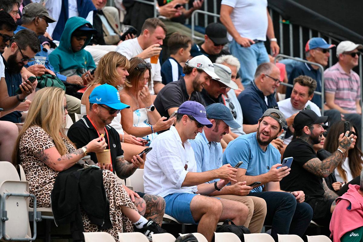 An Emergency Alert is shown on the screens of smart phones of spectators during the third One Day International (ODI) cricket match between England and South Africa at the Utilita Bowl cricket ground, in Southampton, on the south coast of England on September 7, 2025. - JUSTIN TALLIS / AFP