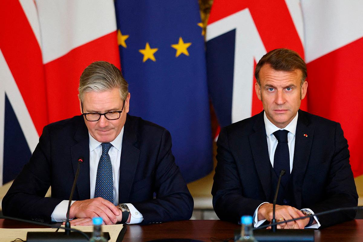 Britain’s Prime Minister Keir Starmer (L) and France’s President Emmanuel Macron attend the UK-France Summit at 10 Downing Street in London, on July 10, 2025, the final day of Macron’s three-day state visit to Britain. - Gonzalo Fuentes / POOL / AFP