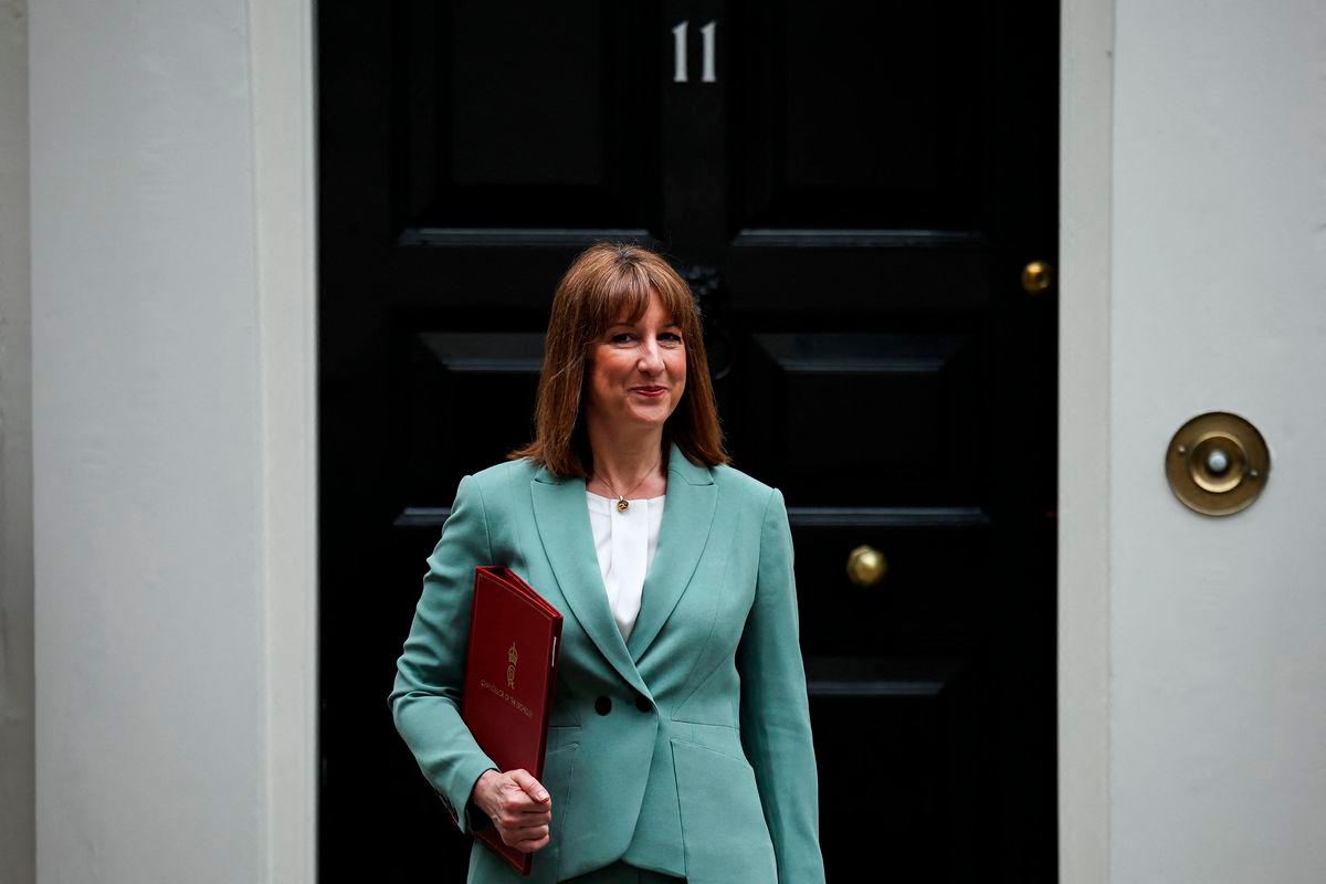 Britain’s Chancellor of the Exchequer Rachel Reeves leaves from 11 Downing Street in central London, on June 11, 2025, before heading to Parliament to present her Spending Review. (Photo by HENRY NICHOLLS / AFP)