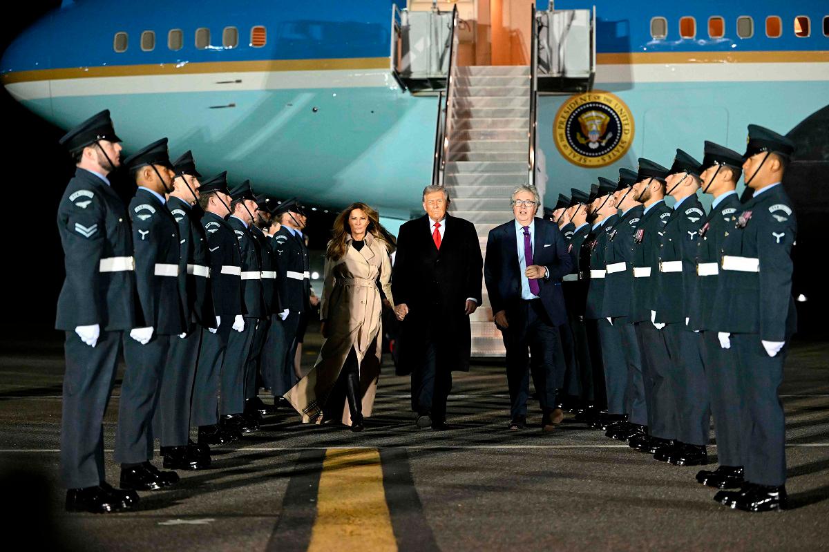 US President Donald Trump (C) and US First Lady Melania Trump disembark from Air Force One after landing at Stansted Airport, eastern England, on September 16, 2025, on the first day of a two-day visit to the UK. - ANDREW CABALLERO-REYNOLDS / AFP