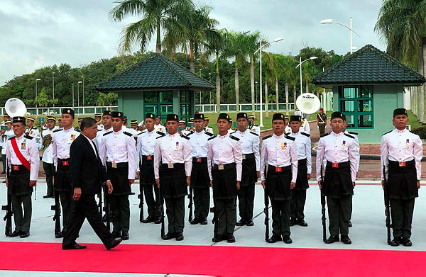 Defense Minister Mohamad Sabu walks past a guard of honour as part of his two-day visit to Brunei Darussalam, which is part of a series of his acquaintance visits to neighboring countries since his holding in May last year. — Bernama