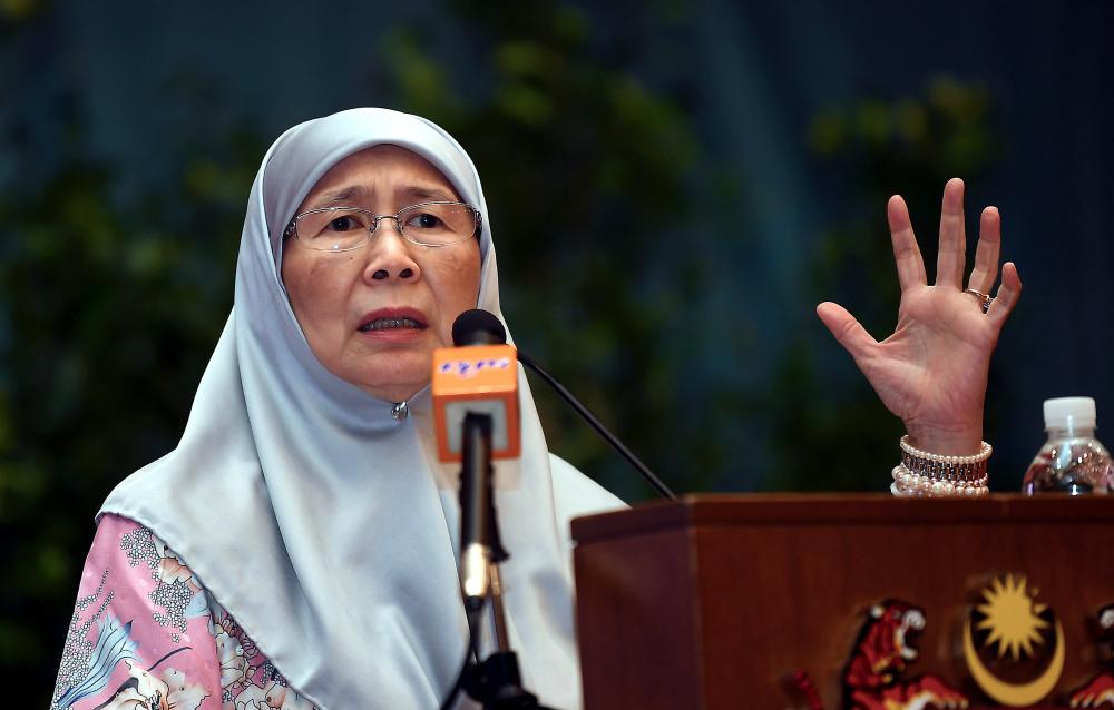Deputy Prime Minister, Datuk Seri Dr. Wan Azizah Wan Ismail delivers a speech at a gathering with Malaysians, on Feb 26, 2019. — Bernama