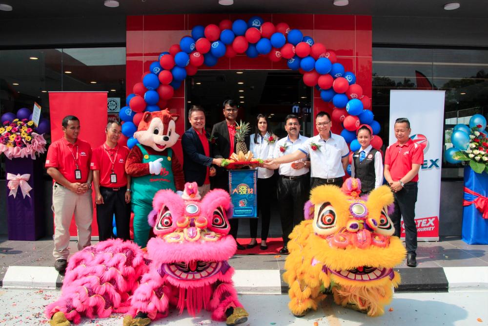 Liew (fourth from left), Marrybrown Caltex Sungai Choh franchisees Siva and Kogila, Shahid and staff from both companies at the grand launch of the new outlet.