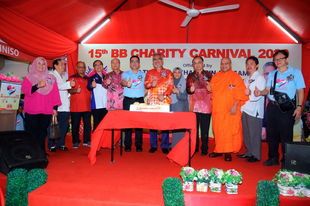Sixth from left: KK Group Founder and Group Executive Chairman Datuk K.K. Chai and Federal Territories Minister Khalid Abdul Samad during the cake cutting ceremony with various key members from governmental bodies, NGOs and religious associations.