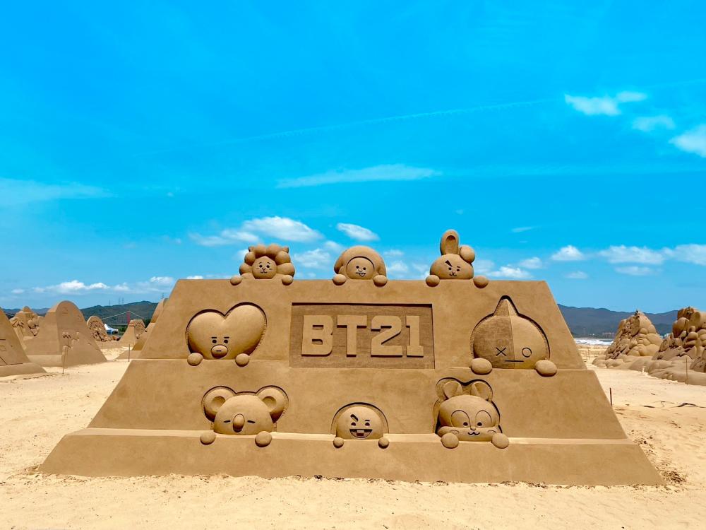 $!‘BT21’ are set to meet visitors on Fulong Beach for the healing and joyful sand sculpture experience.