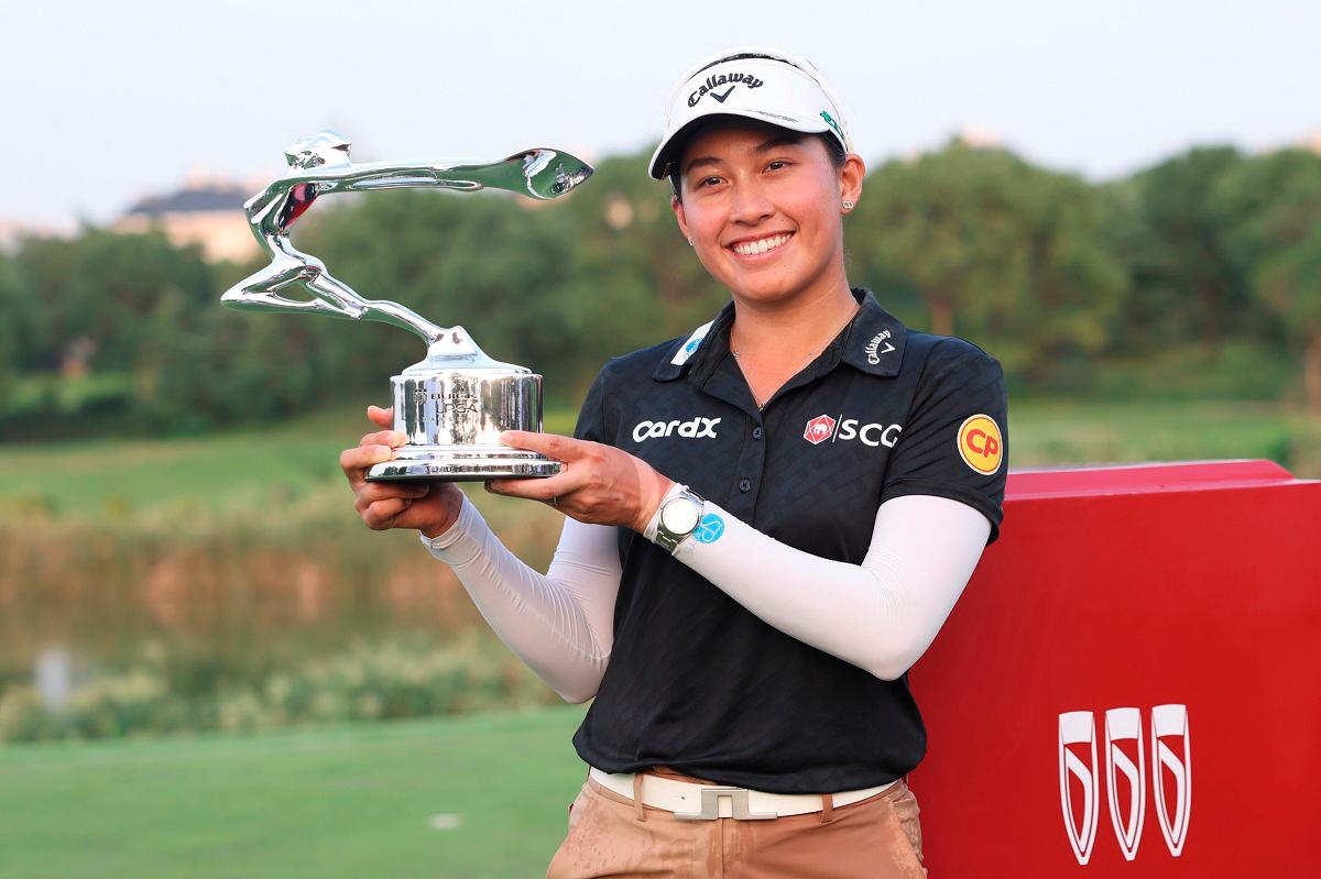 Jeeno Thitikul with trophy — Getty Images