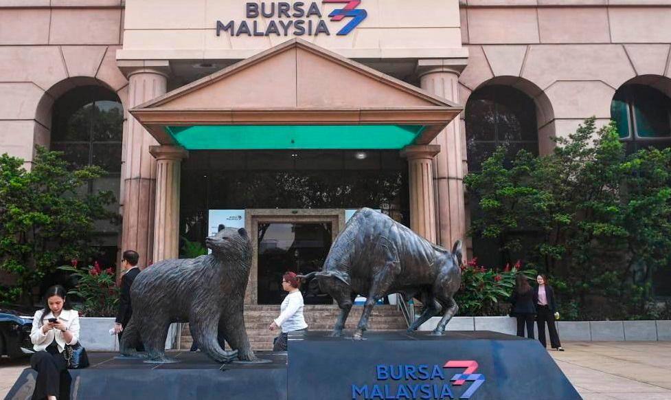 Foreign investors returned to their selling stance last week, disposing of RM196.2 million of equities on Bursa Malaysia net. – Bernama filepic