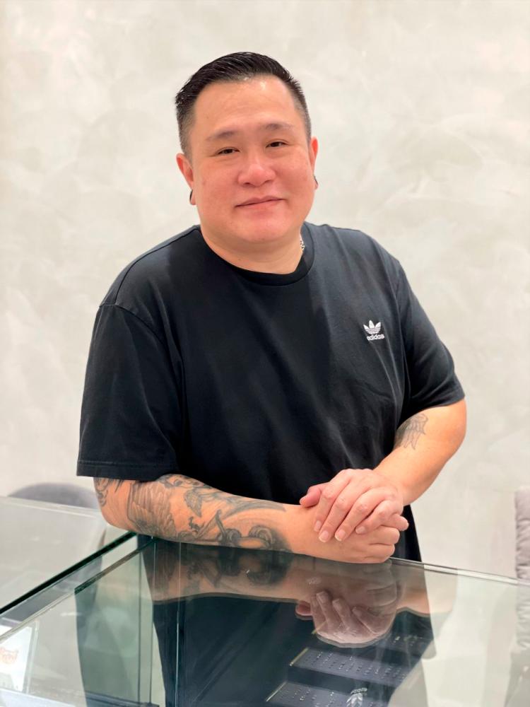 $!It’s been almost two decades since Ronny started his career as a piercing artist. – INSTAGRAM/@RONNYNEEDLES
