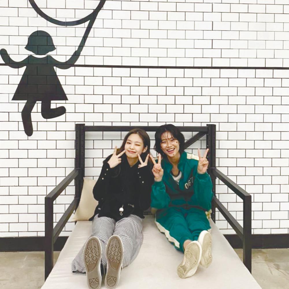 $!Jennie visiting her friend, Ho Yeon, at Squid Game set