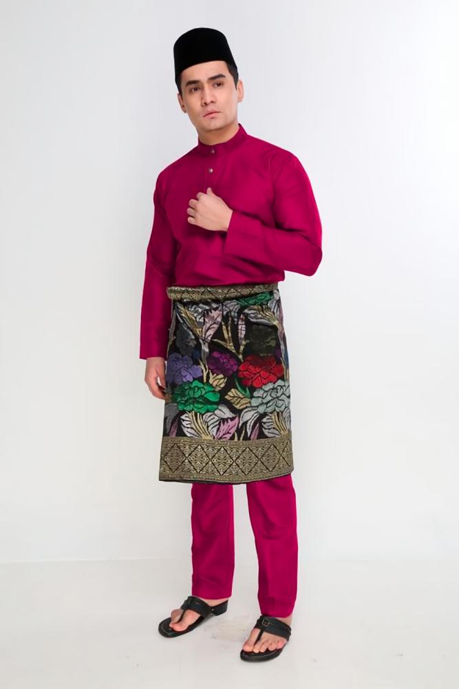 Baju Melayu Cekak Musang is a popular look among Muslim men during Ramadan. - AMAR AMRAN $!Baju Melayu Cekak Musang is a popular look among Muslim men during Ramadan. - AMAR AMRAN