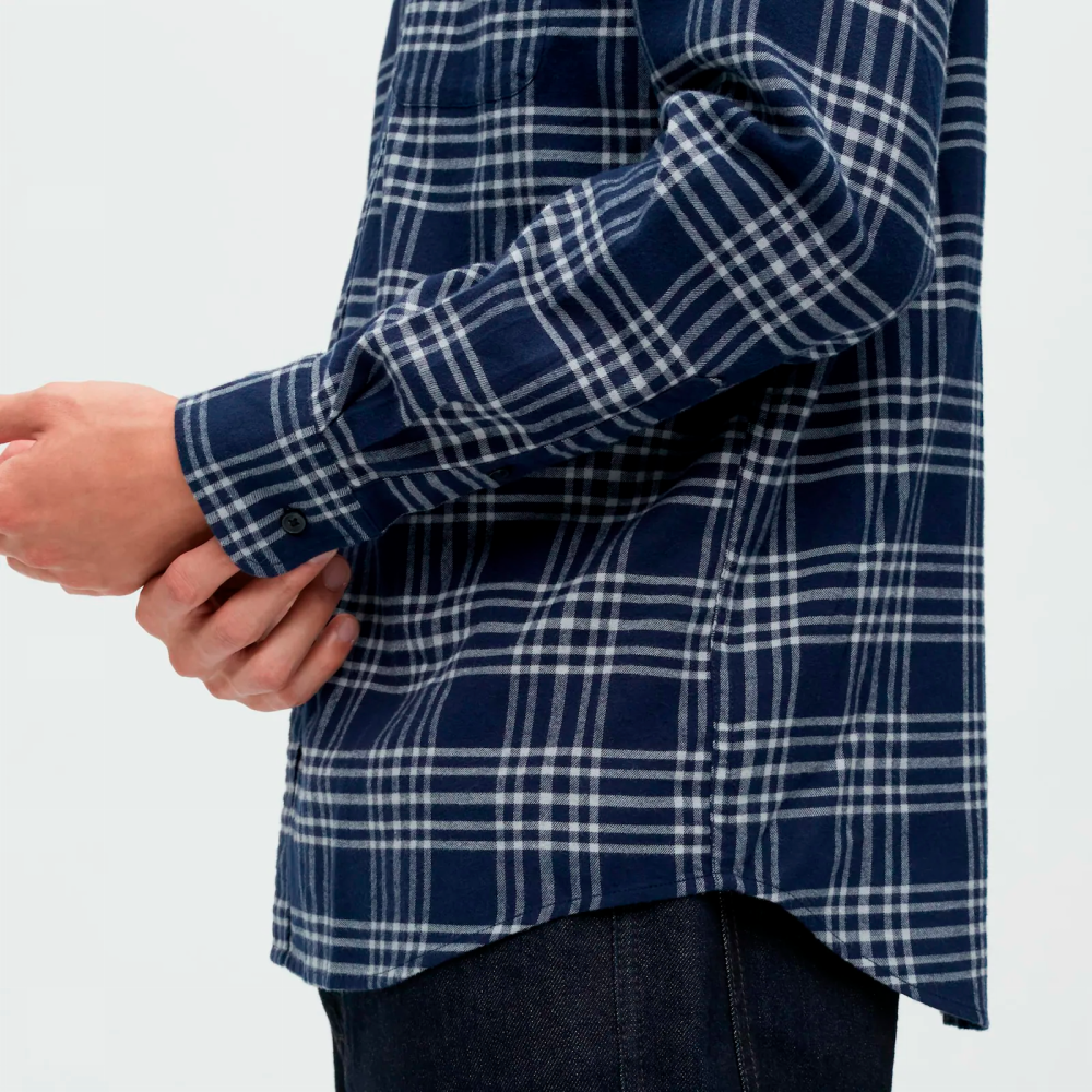 $!The ‘90s saw a lot of plaid especially darker colored plaid flannel shirts. – UNIQLO