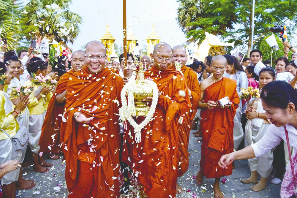$!Cambodian Buddhist monks carry an urn, which allegedly contains the remains of one of Buddha’s bones