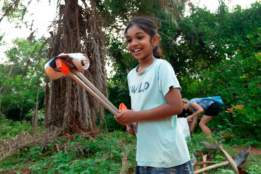 $!A young girl doing her part to clean up the environment in India. - EARTHDAY.ORG