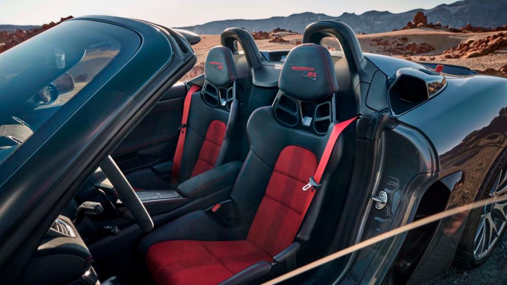 Porsche 718 Spyder RS: Pinnacle Of The Mid-Engined Family (video) $!Porsche 718 Spyder RS: Pinnacle Of The Mid-Engined Family (video)
