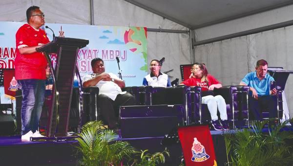 Aznan (left) with Rajiv (seated, first from left) and MBPJ council members at the programme.