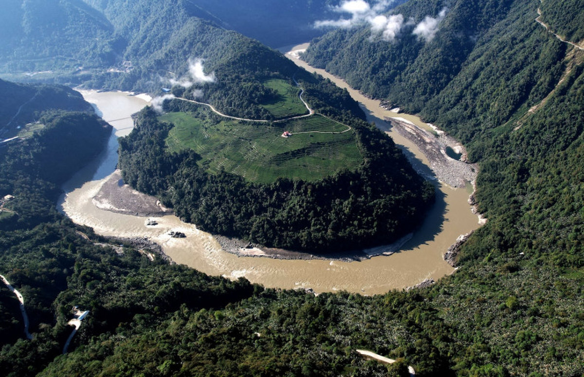 Sebahagian Sungai Yarlung Tsangpo dilihat mengalir melalui Tibet. (Kredit: China News Agency/Getty Images melalui Bloomberg)