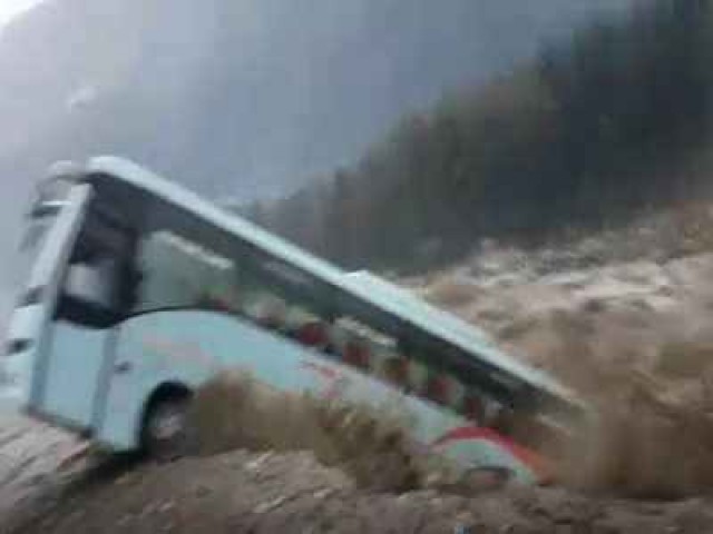 28 drown in India bus crash, many of them children. — Pix via India Today