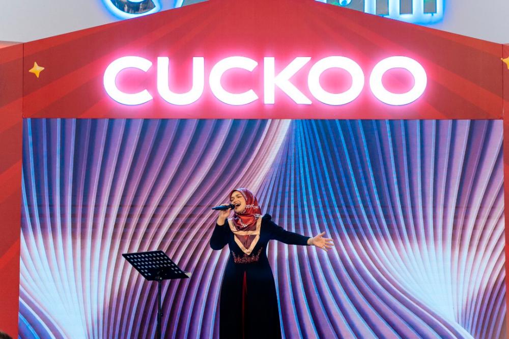 Cuckoo Brand Ambassador Datuk Seri Siti Nurhaliza treating the audience with two songs, “Romansa Kita” and “#SAMASAMA” at the Cuckoo International’s ninth anniversary celebration. $!Cuckoo Brand Ambassador Datuk Seri Siti Nurhaliza treating the audience with two songs, “Romansa Kita” and “#SAMASAMA” at the Cuckoo International’s ninth anniversary celebration.