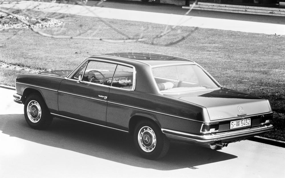 $!Mercedes-Benz 280CE of the 114 model series, view from left rear. Photo from 1971.