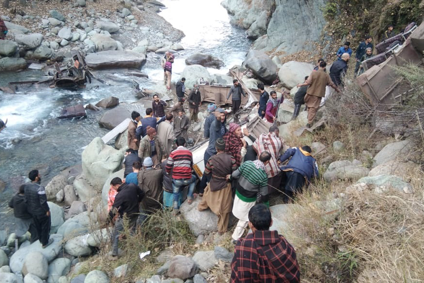 13 killed as bus falls down gorge in Indian Kashmir
